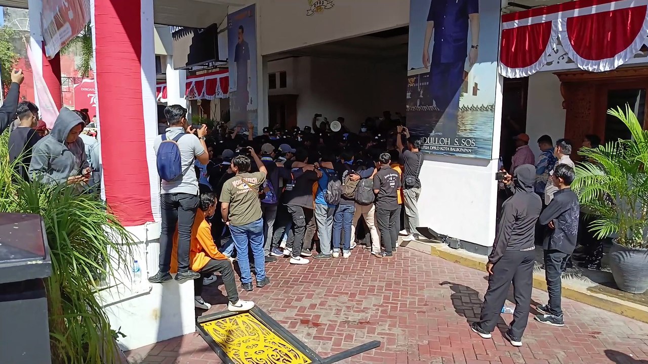 Pengunjuk Rasa dan Polisi Saling Dorong di DPRD Balikpapan
