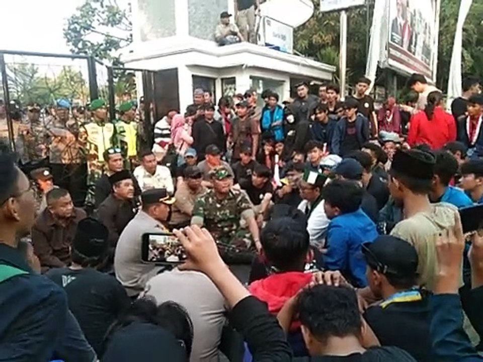 Perwakilan DPRD Kabupaten Indramayu Temui Pengunjuk Rasa