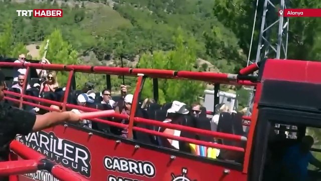 Otobüs şoförünün su savaşı kazaya neden oldu: O anlar kamerada