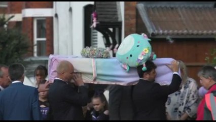 Télécharger la video: I funerali di Elsie Dot Stancombe, uccisa nell'attacco di Southport