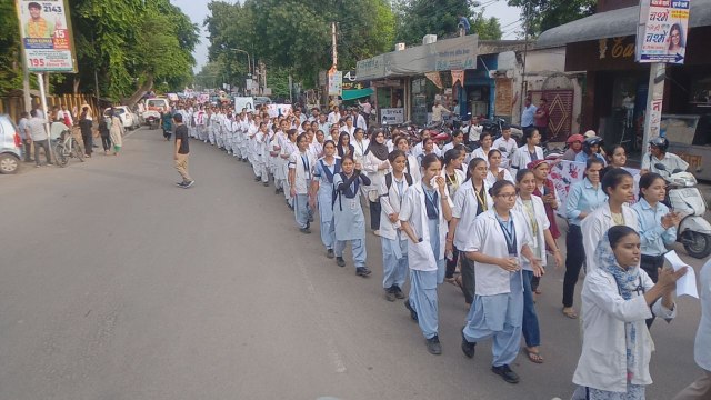 कोलकाता में महिला रेजिडेंट डॉक्टर के साथ हुए रेप और मर्डर के विरोध में रैली