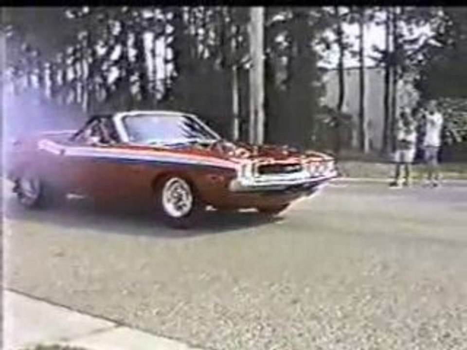 Hemi Dodge Challenger burnout 426Blower