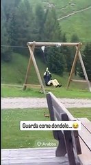 Vittorio Sgarbi, la teleferica di Arabba come un dondolo: il video fa il giro del web