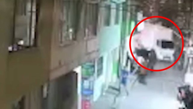 Persecución terminó en balacera: ladrones robaron un furgón y dejaron a dos policías heridos