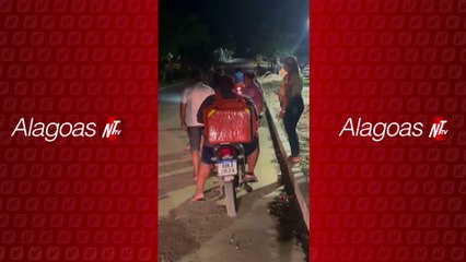 Homem fica gravimente ferido após colidir com carreta estacionada no Roteiro
