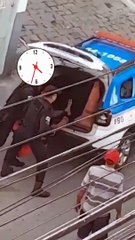 Homem rouba arma de policial foge a pé no RJ