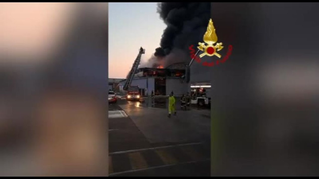 Vasto incendio nei capannoni di un'azienda vicino a Reggio Emilia