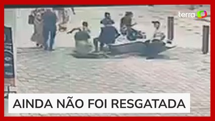 Calçada desaba, abre buraco de 8 metros e engole mulher na Malásia