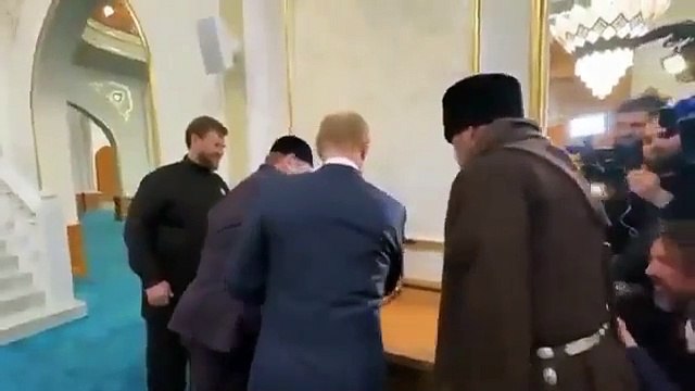 Vladimir Poutine a embrassé le Saint-Coran lors de sa visite en Tchétchénie.