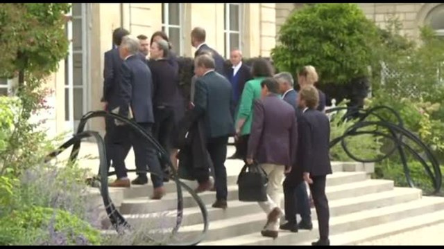 Francia, dopo la tregua olimpica riprendono trattative per il governo