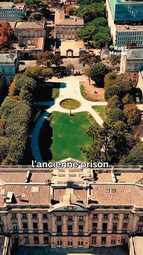 3 choses à faire à Bordeaux Si tu passes par Bordeaux, commence par une balade pour voir la Grosse Cloche, un monument chargé d'histoire, et le célèbre Miroir d'eau, parfait pour se rafraîchir en été ! Ensuite, découvre la Cité du Vin pou