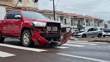 Acidente entre Hilux e Peugeot 206 é registrado na Rua Manaus