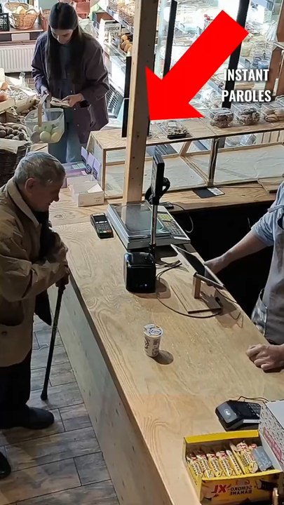 Cet homme âgé ne parvient pas à payer ses courses puis reçoit le geste précieux d’une cliente