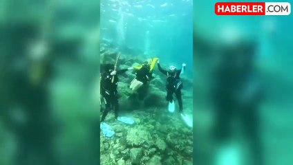 Sanatçı Yahya Deniz denizin altında cura çalıp halay çekti