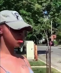 ¡Reacción viral! Joven hace berrinche por no recibir un Tesla como regalo 🚗