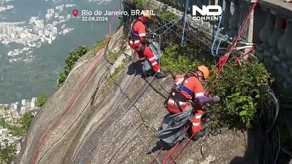 Ειδικοί ορειβάτες καθαρίζουν τον χώρο του αγάλματος του Χριστού Λυτρωτή