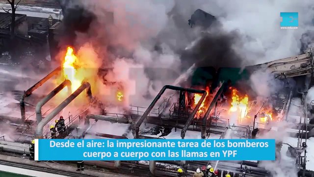 Desde el aire: la impresionante tarea de los bomberos cuerpo a cuerpo con las llamas en YPF