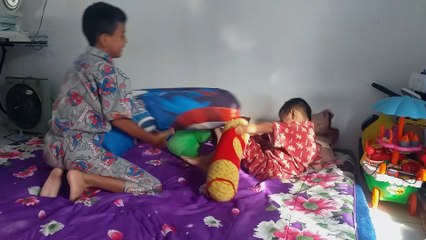 Keke In Hua n Dede In Hau bermain