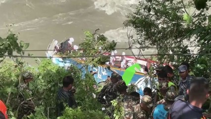 인도인 순례객 탄 버스 네팔에서 추락...사망자 27명으로 늘어 / YTN