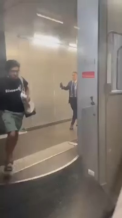 Scène hallucinante en Colombie : Les passagers d’un vol #Bogotá - #Carthagène pros en #otages par un #passager #americain qui était en retard à l’embarquement : il s’en est pris à l’avion !!!