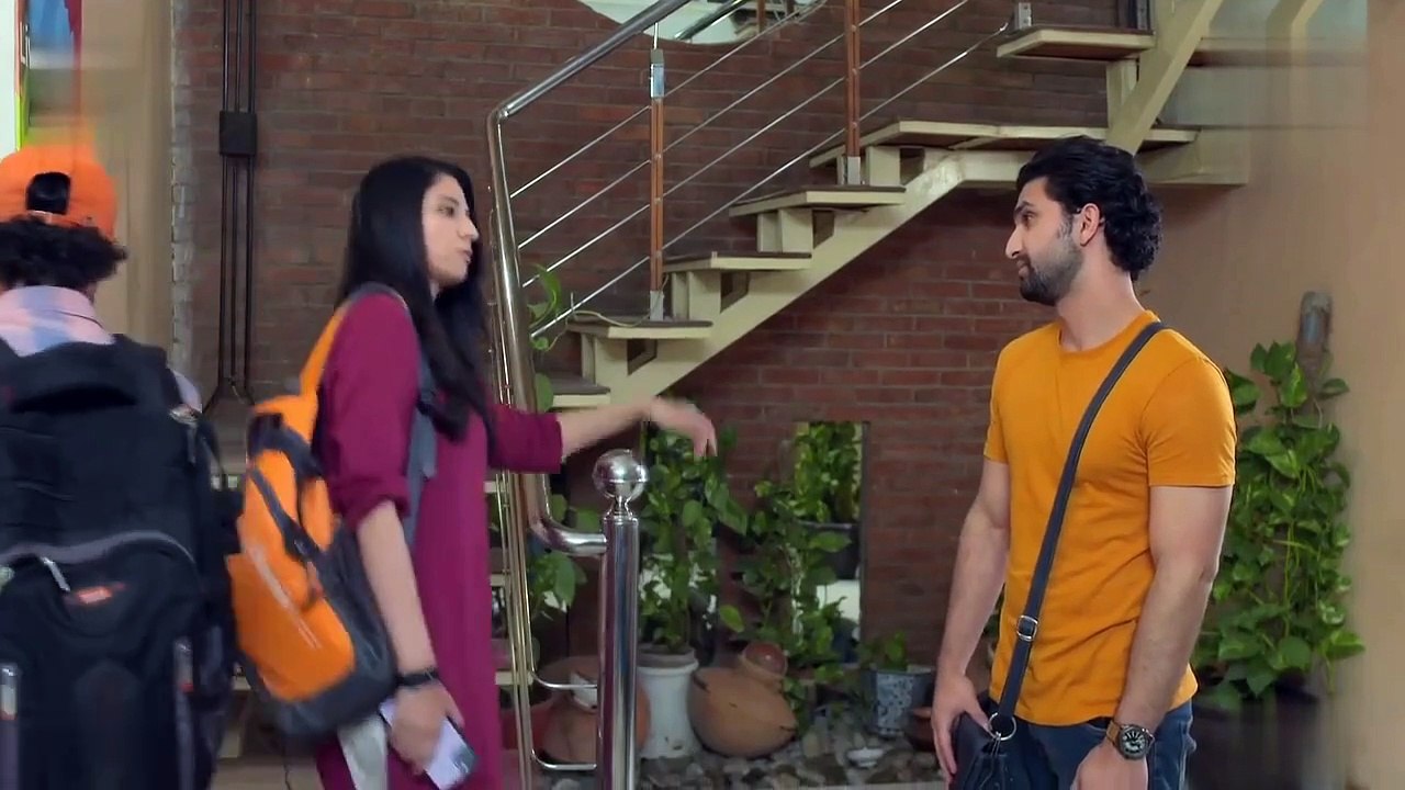 Hum Tum - Moment "Tum Jaise Kayi Jahaz Beghair Par Ke Urtay Phirtay Hain, Sasta Nasha Kar Ke"