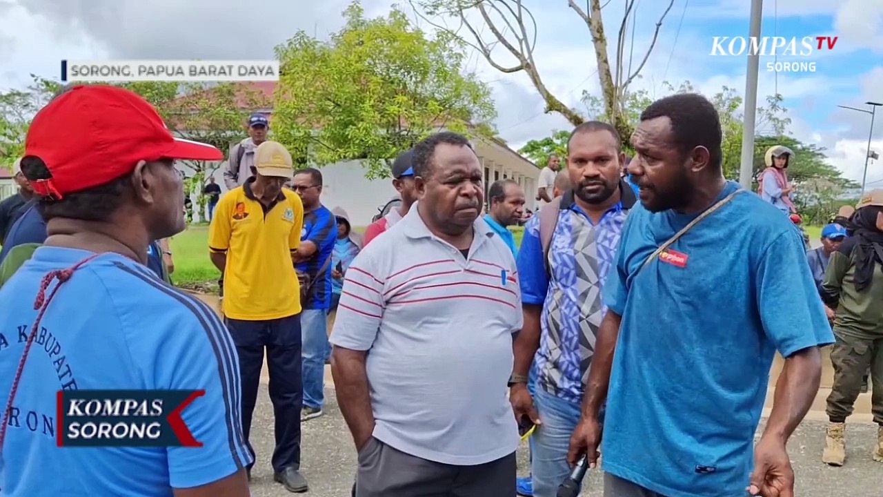 Honorer Nekat Palang Kantor Bupati Sorong Karena Status Pengangkatan Belum Jelas