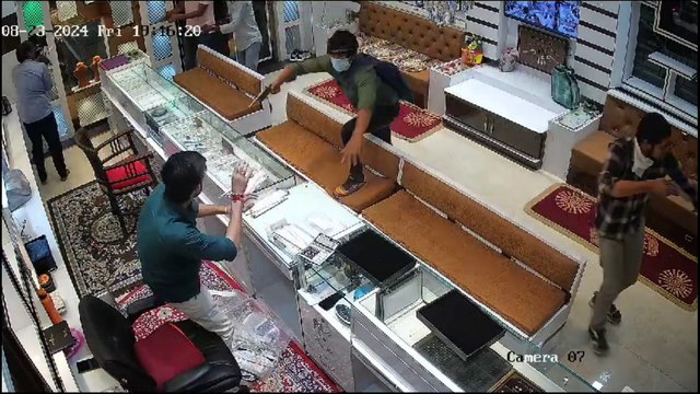 भिवाड़ी: शोरूम में लूट और मर्डर की घटना से आक्रोश; व्यापारी बैठे धरने पर, CCTV में देखें लूट की घटना