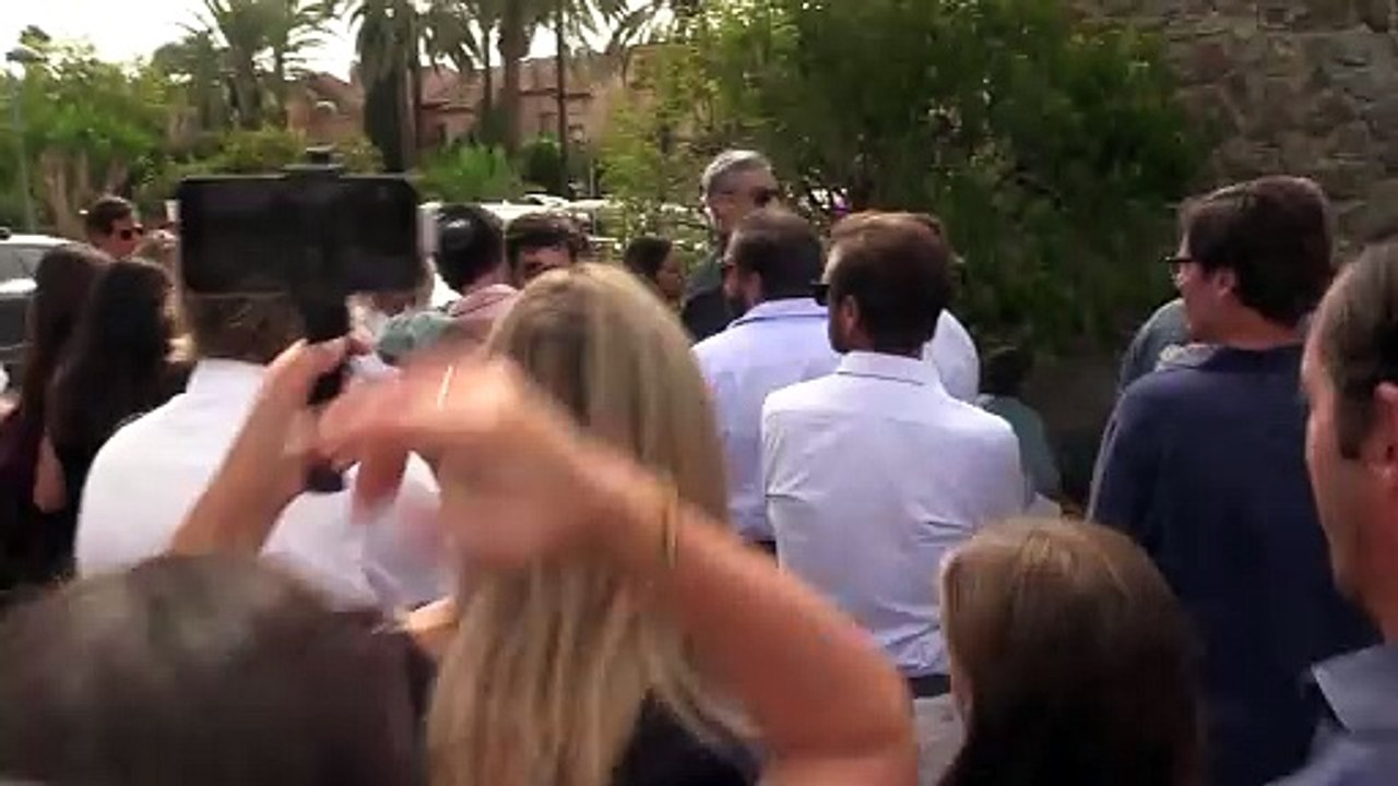 Cari Lapique y su hija Carla, de la mano y rotas de dolor en el funeral de Caritina Goyanes