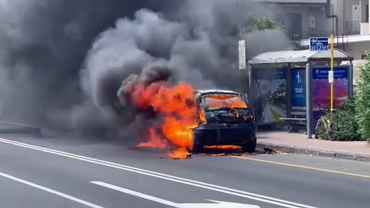 Auto in fiamme sul lungomare di S. Teresa di Riva: il fumo crea problemi ai bagnanti. Traffico paralizzato