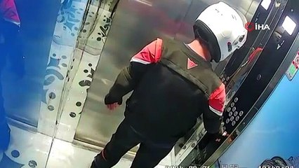 Motokurye tuvaletini yaptığı asansörde mahsur kaldı