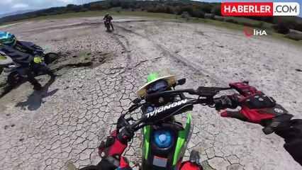 Çamura saplanan motosikletli böyle takla attı: Arkadaşları kahkahaya boğuldu