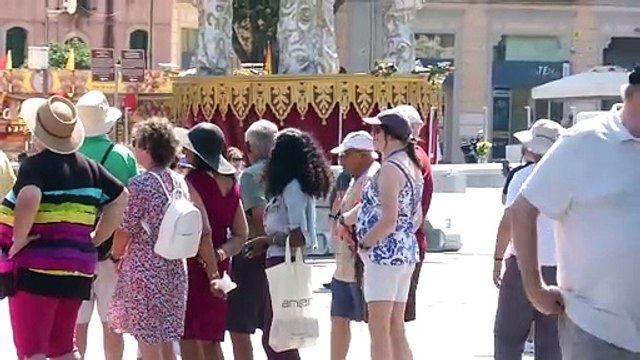 Piazza Duomo senza panchine, torneranno a fine estate