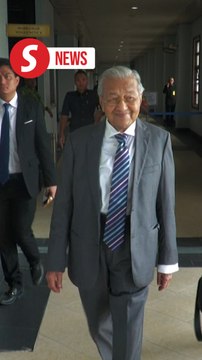 Dr M holds court during defamation hearing