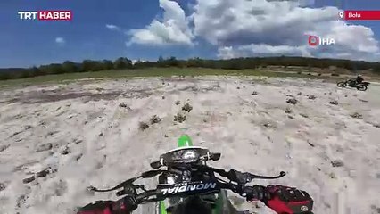 Çamura saplanan motosikletli takla attı