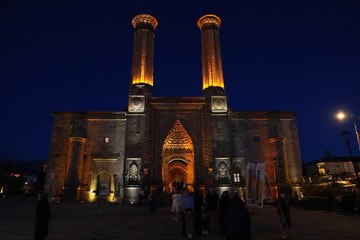 Erzurum Kültür Yolu Festivali kentte geceleri şölene çevirdi