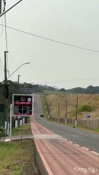 Novo vídeo mostra de perto o pouso-caranguejo de avião da Azul em Chapecó; entenda manobra