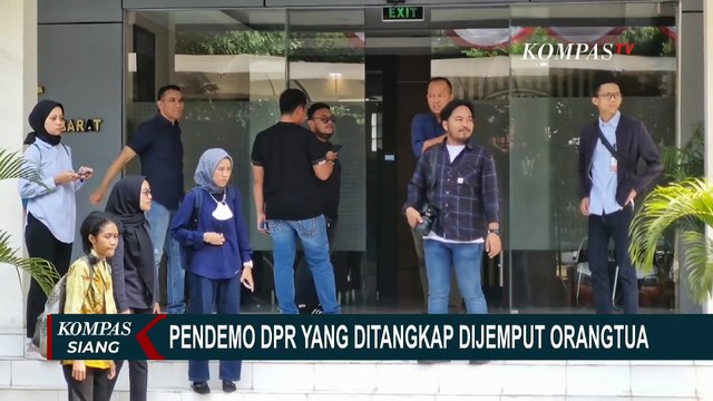 Momen Orang Tua Jemput Anaknya yang Tertangkap di Demo Tolak Revisi UU Pilkada DPR