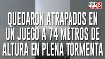 Detuvieron juego mecánico por una tormenta y quedaron varados en las alturas