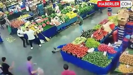 Başakşehir'de Pazarcılar Arasında Çıkan Kavga Güvenlik Kamerasına Yansıdı