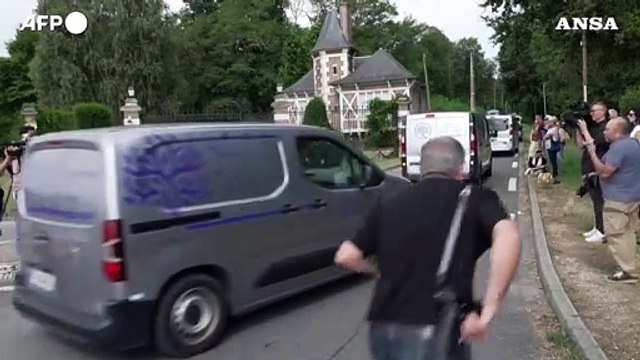 Funerali Alain Delon, l'arrivo del carro funebre e dei figli dell'attore a Douchy