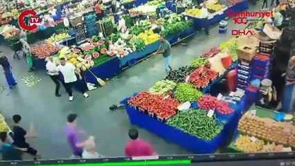 Başakşehir'de pazarda silahlı kavga kamerada