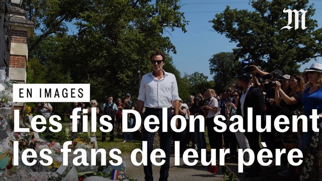 Les fils Delon viennent saluer les admirateurs de leur père