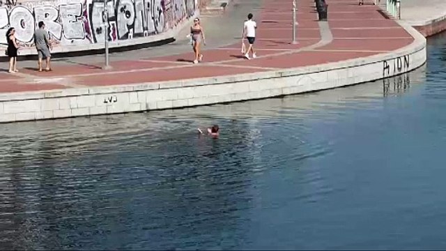 Prove di balneazione a Milano, giovane si tuffa nella Darsena del Naviglio per il troppo caldo