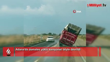 Adana'da domates yüklü kamyonet böyle devrildi