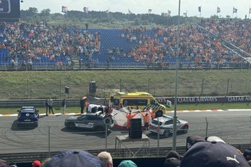 Motociclista acróbata sufre duro costalazo en GP de Países Bajos