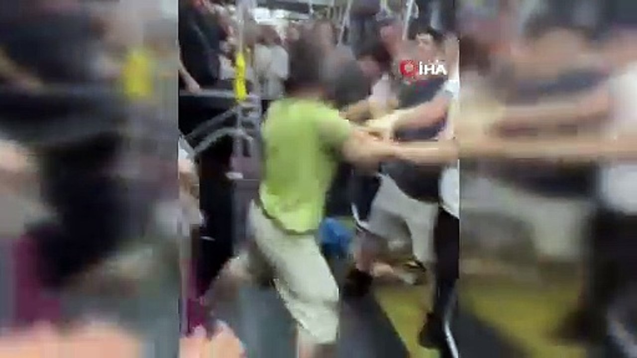 Metrobüste yumruk yumruğa kavga