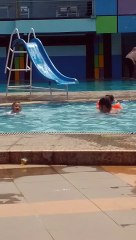 Dede In Hau berenang kolam kecil