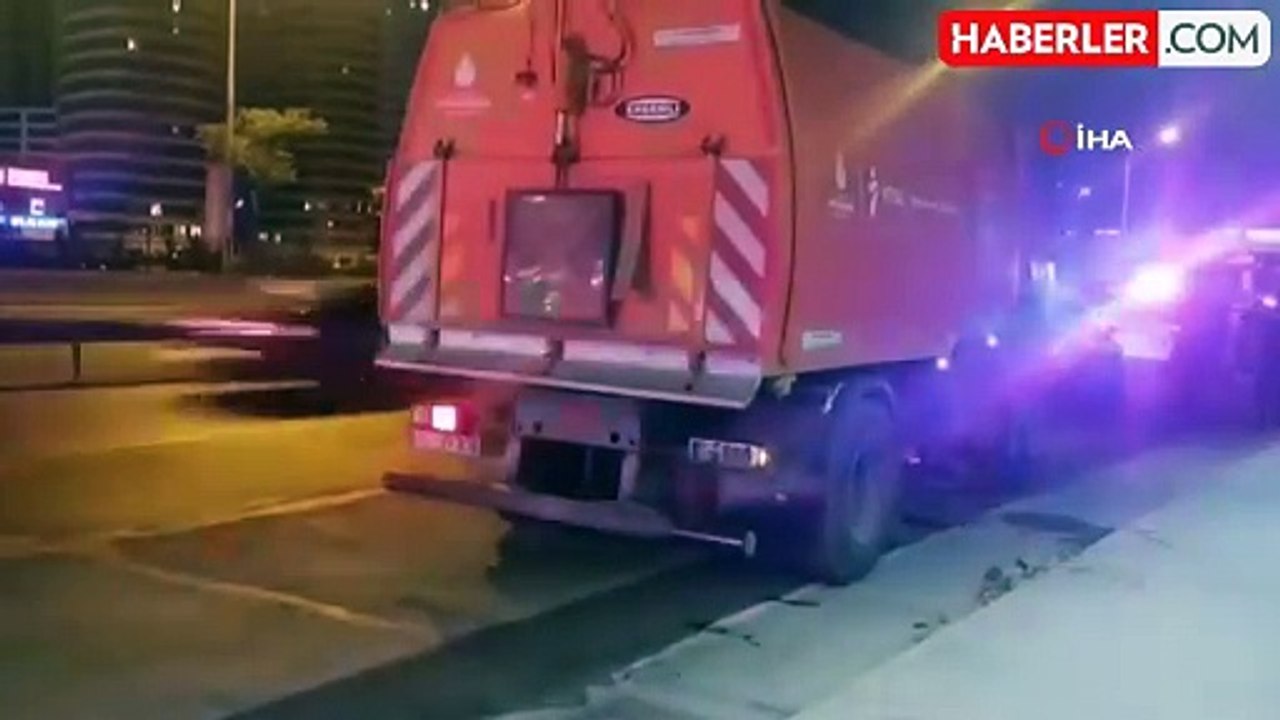 Üsküdar'da motosiklet İBB'nin yol temizleme aracına çarptı: 1 ağır 2 yaralı
