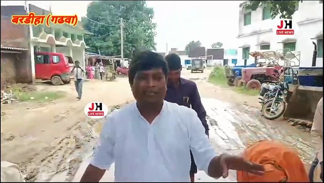 बरडीहा: आक्रोशित ग्रामीणों ने बिच सड़क पर किया धान रोपाई, विधायक प्रत्याशी रहे उपस्थित