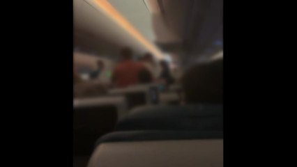 기체결함에 7시간 '기내 대기'...승객 300여 명 불편 / YTN